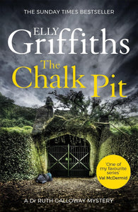 The Chalk Pit; Elly Griffiths (Dr. Ruth Galloway Book 9)